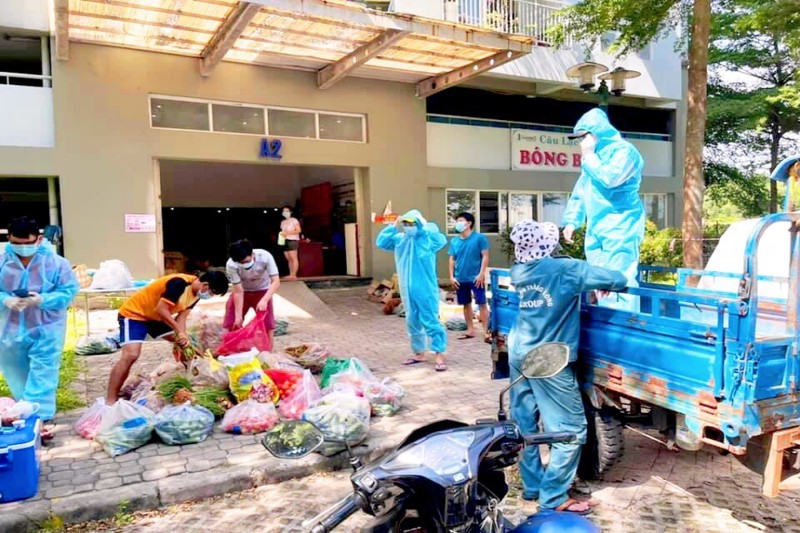 Đội 'shipper' không lương, ngày đêm chuyển hàng cho cư dân Ehome 3 - ảnh 1