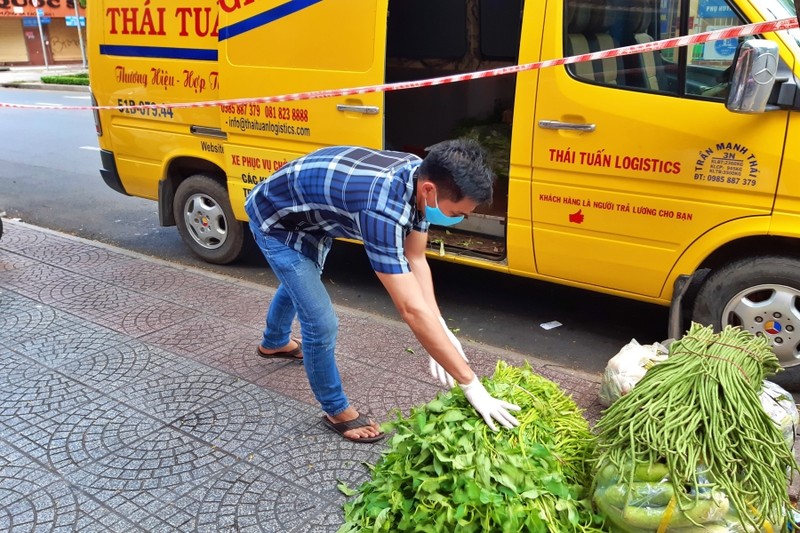 Ảnh: Chuyến 'đưa cơm' cho bác sĩ của tài xế xe 0 đồng - ảnh 2