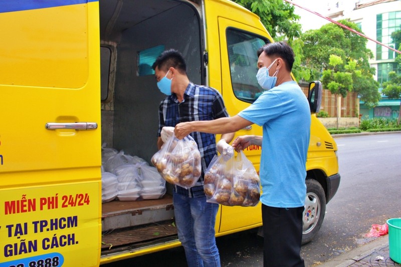 Ảnh: Chuyến 'đưa cơm' cho bác sĩ của tài xế xe 0 đồng - ảnh 3