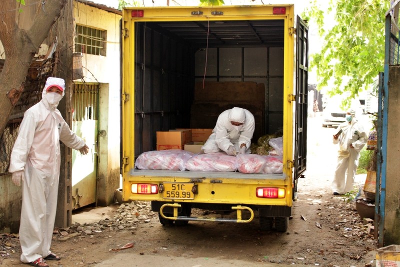 TP.HCM: Xóm Công viên Hạnh Phúc gác việc nhà, giúp người khó ngặt - ảnh 3