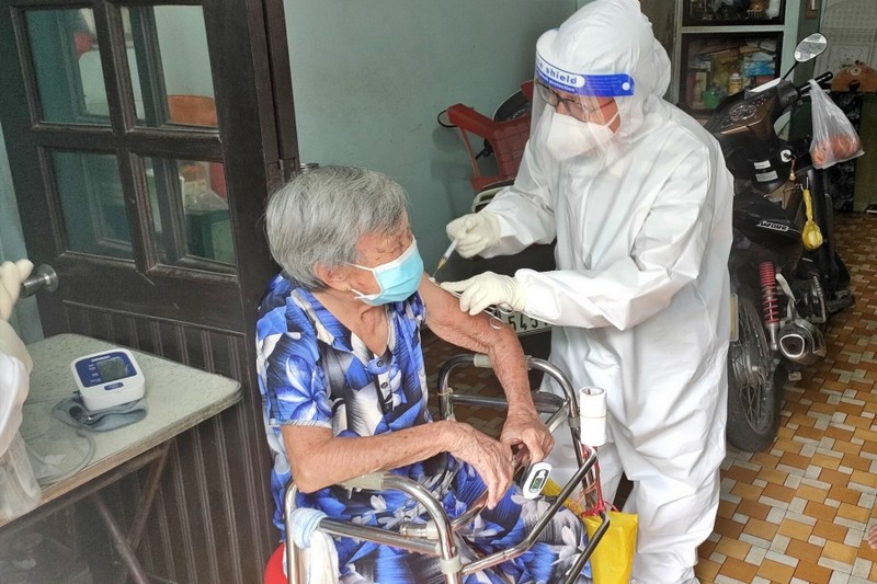 Đội tiêm vaccine lưu động đến nhà dân tiêm cho người cao tuổi  - ảnh 6