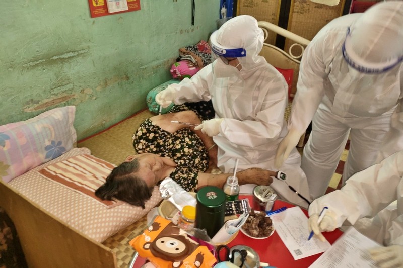 Đội tiêm vaccine lưu động đến nhà dân tiêm cho người cao tuổi  - ảnh 3