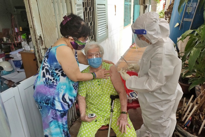 Đội tiêm vaccine lưu động đến nhà dân tiêm cho người cao tuổi  - ảnh 4