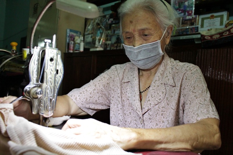 Chiến thắng COVID-19 ở tuổi 83, bà cụ lại tiếp tục làm thiện nguyện  - ảnh 2