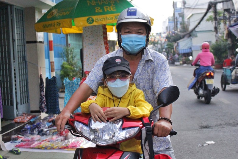 Hậu COVID-19: Ông ngoại phụ hồ dắt theo cháu gái ra công trường học online - ảnh 2