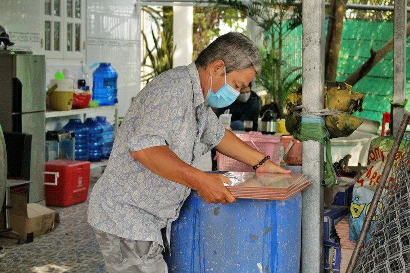 Hậu COVID-19: Ông ngoại phụ hồ dắt theo cháu gái ra công trường học online - ảnh 6