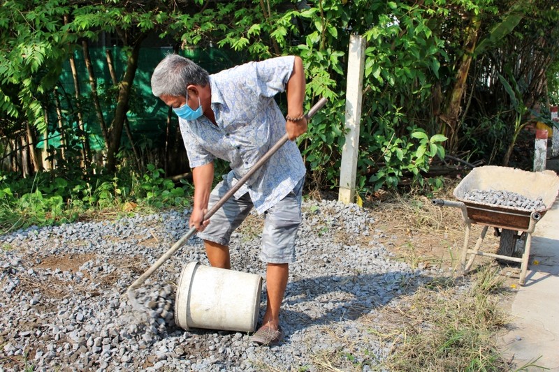 Hậu COVID-19: Ông ngoại phụ hồ dắt theo cháu gái ra công trường học online - ảnh 7