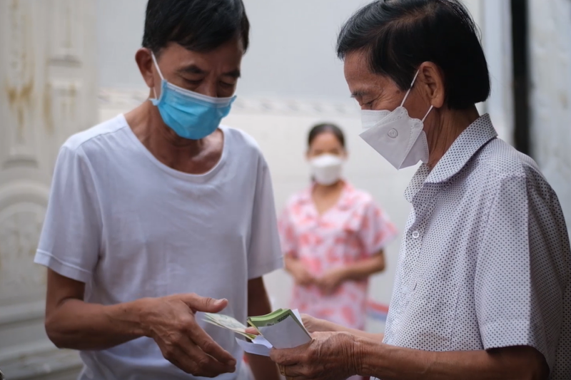 Chủ trọ tặng tiền người khó khăn: 'Làm từ thiện cũng phải đúng luật!' - ảnh 1