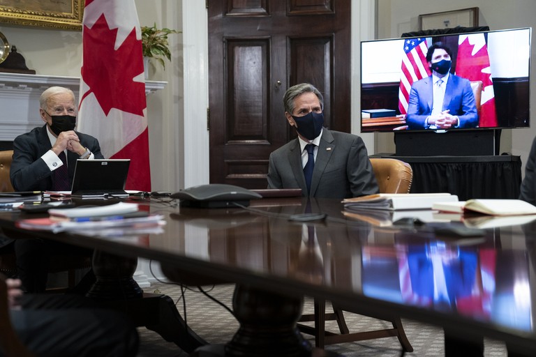 Ông Biden, ông Trudeau nhất trí phối hợp 'chống Trung Quốc' - ảnh 1