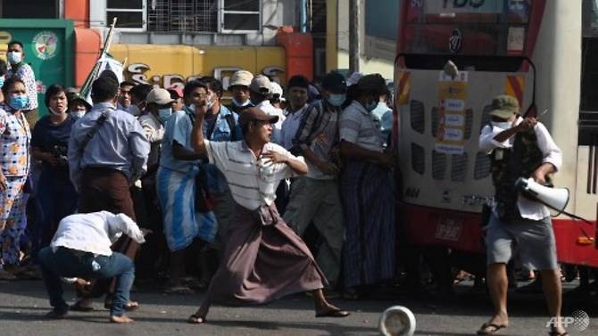 Myanmar: Nhóm ủng hộ quân đội đụng độ nhóm phản đối chính biến - ảnh 2