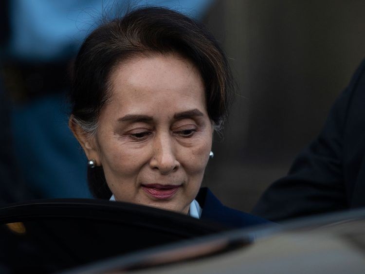 Bà Suu Kyi hầu tòa qua video, chịu thêm 2 cáo buộc - ảnh 1