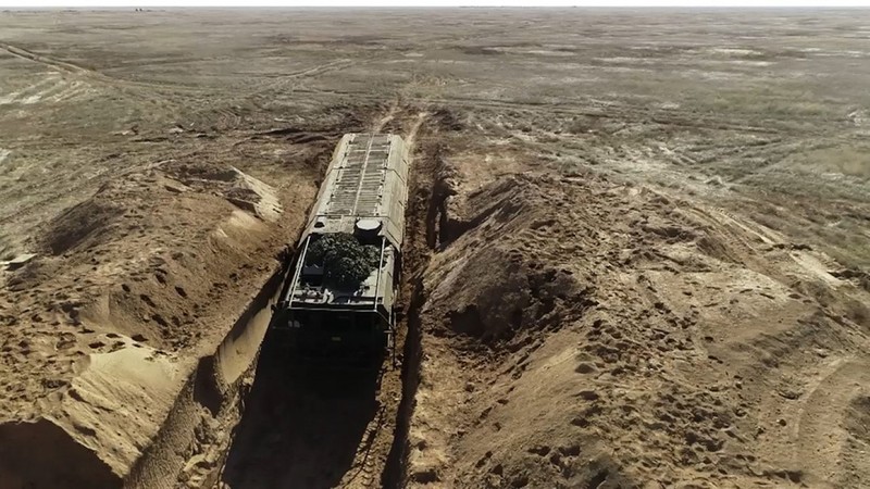 Nga đưa tên lửa đạn đạo Iskander, xây trại quân sự sát Ukraine - ảnh 1