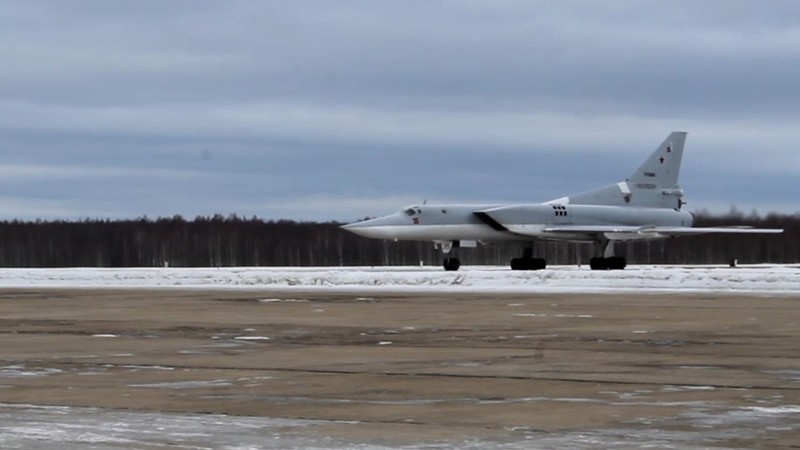 Video: Oanh tạc cơ hiện đại Tu-22M3 Nga lần đầu bay tới Syria - ảnh 1