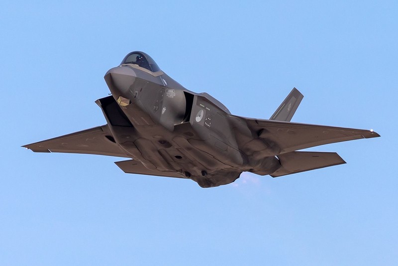 'Tia chớp' F-35 có đấu lại 'Chim ăn thịt' F-22? - ảnh 2