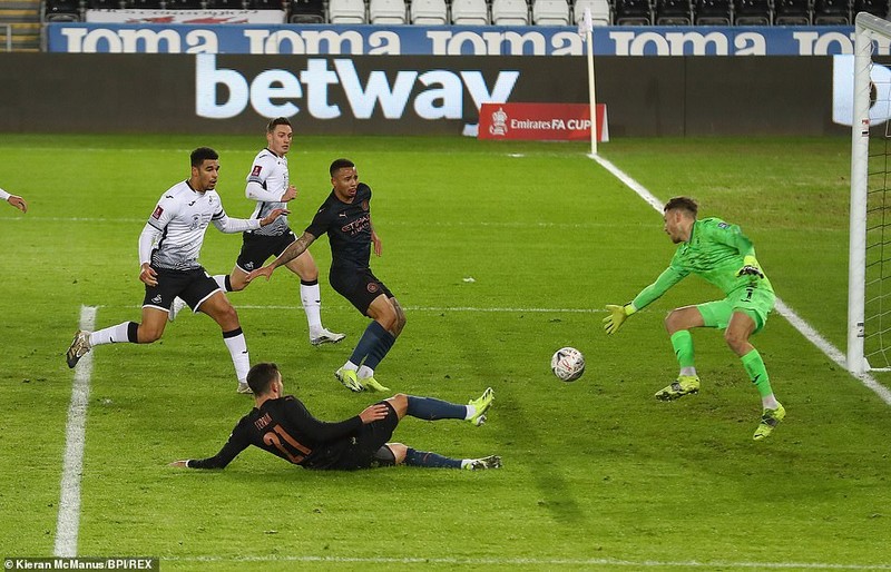 Man City nối bước MU, Tottenham rời FA Cup trong ‘mưa gôn’ - ảnh 1