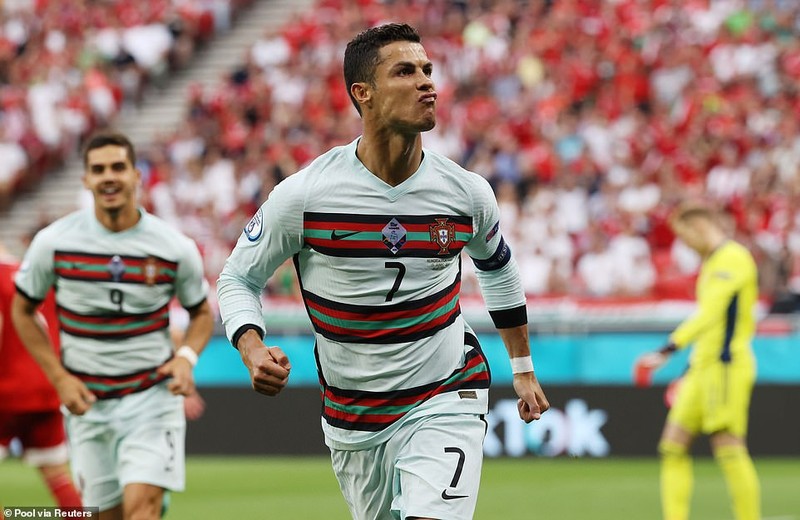 HLV Hungary khó chịu với cách ăn mừng bàn thắng của Ronaldo - ảnh 2
