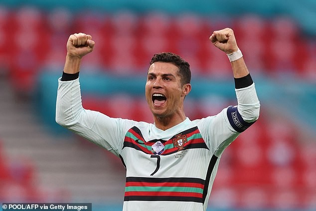 HLV Hungary khó chịu với cách ăn mừng bàn thắng của Ronaldo - ảnh 1