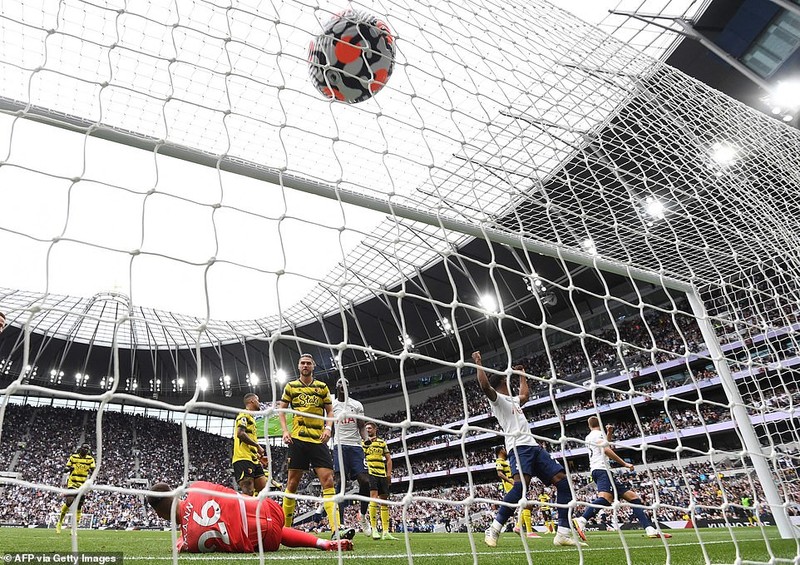 MU thắng nghẹt thở tại Molineux, Tottenham lên ngôi đầu bảng - ảnh 5