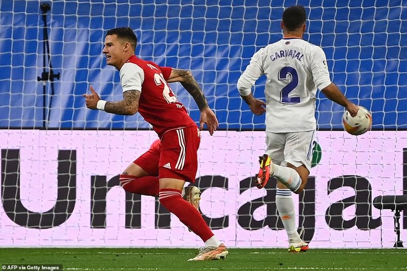 Benzema lập hat-trick, Real Madrid thắng ngược Celta Vigo lên đầu bảng - ảnh 1