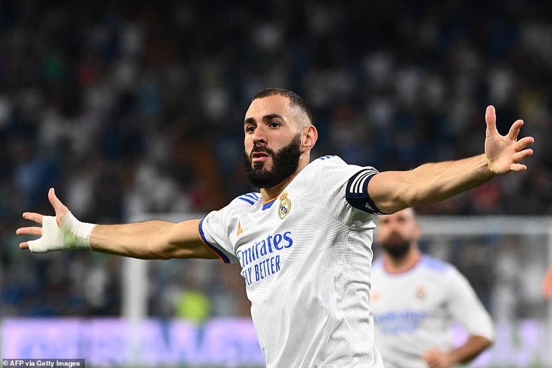 Benzema lập hat-trick, Real Madrid thắng ngược Celta Vigo lên đầu bảng - ảnh 2