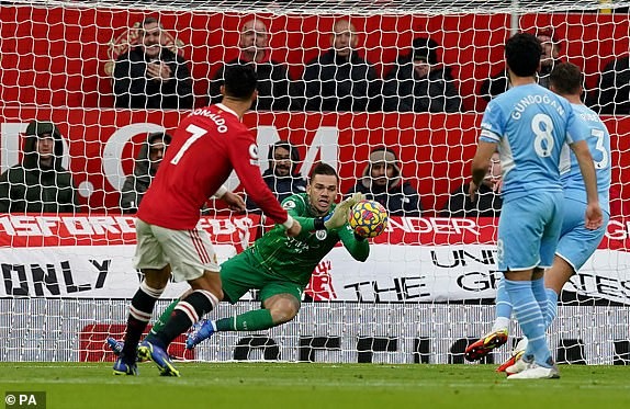 Ronaldo 'đứng hình', MU bế tắc toàn tập trước Man. City - ảnh 3