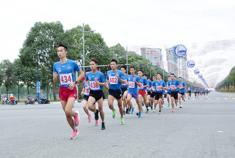 Bình Dương 8.000 người tham gia Giải việt dã chào năm mới - ảnh 1