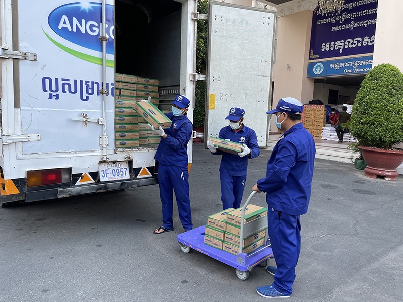 Angkormilk tặng 48.000 hộp sữa cho người dân Campuchia - ảnh 2