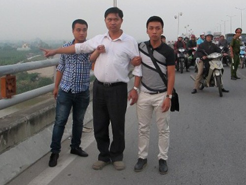 Bác sĩ Tường chỉ nơi ném xác Bác sĩ Tường chỉ nơi ném xác
