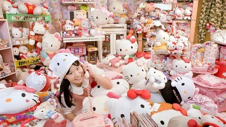 Hello Kitty bay ra ngoài vũ trụ.