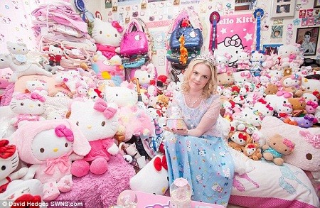Hello Kitty bay ra ngoài vũ trụ.