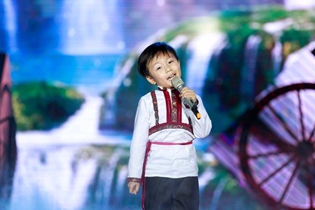 Hải Nam đầy bản lĩnh với “Từ Radolip đến Pắc Bó”.
