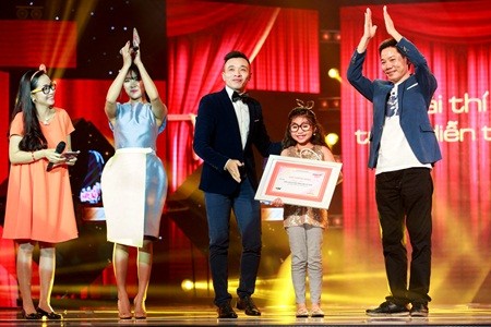 Giải trình diễn tốt nhất được trao cho bé Trang Thư.