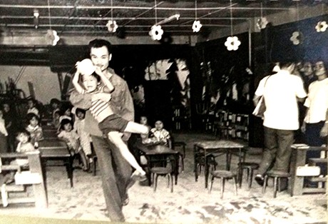Đồng bọn của Tân ôm bé TaRo ra ngoài -
