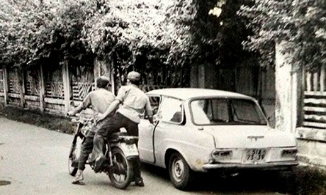 Nguyễn Thanh Tân cùng đồng bọn áp sát xe của vợ chồng nghệ sĩ Kim Cương lấy vàng