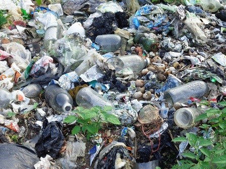 Rác thải y tế cũng nằm la liệt tại bãi rác mà không được xử lý.