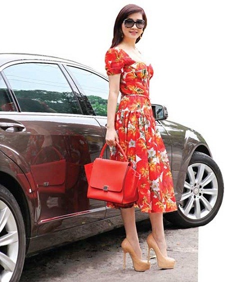 Giáng My sở hữu nhiều xe hơi đắt tiền.