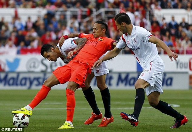 Neymar lập công sau pha sút phạt tuyệt đẹp