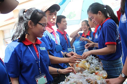 Ngày thi đầu tiên: Sĩ tử được chăm sóc đến... 'tận răng' - ảnh 1