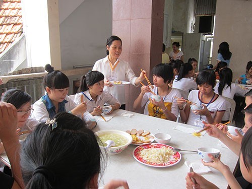 Ngày thi đầu tiên: Sĩ tử được chăm sóc đến... 'tận răng' - ảnh 19