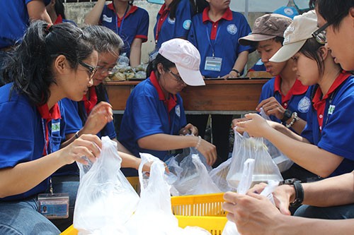 Ngày thi đầu tiên: Sĩ tử được chăm sóc đến... 'tận răng' - ảnh 2
