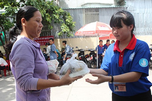 Ngày thi đầu tiên: Sĩ tử được chăm sóc đến... 'tận răng' - ảnh 3
