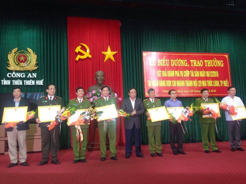 Vụ cướp Ngân hàng BIDV ở Huế:Khen thưởng ban chuyên án - ảnh 4
