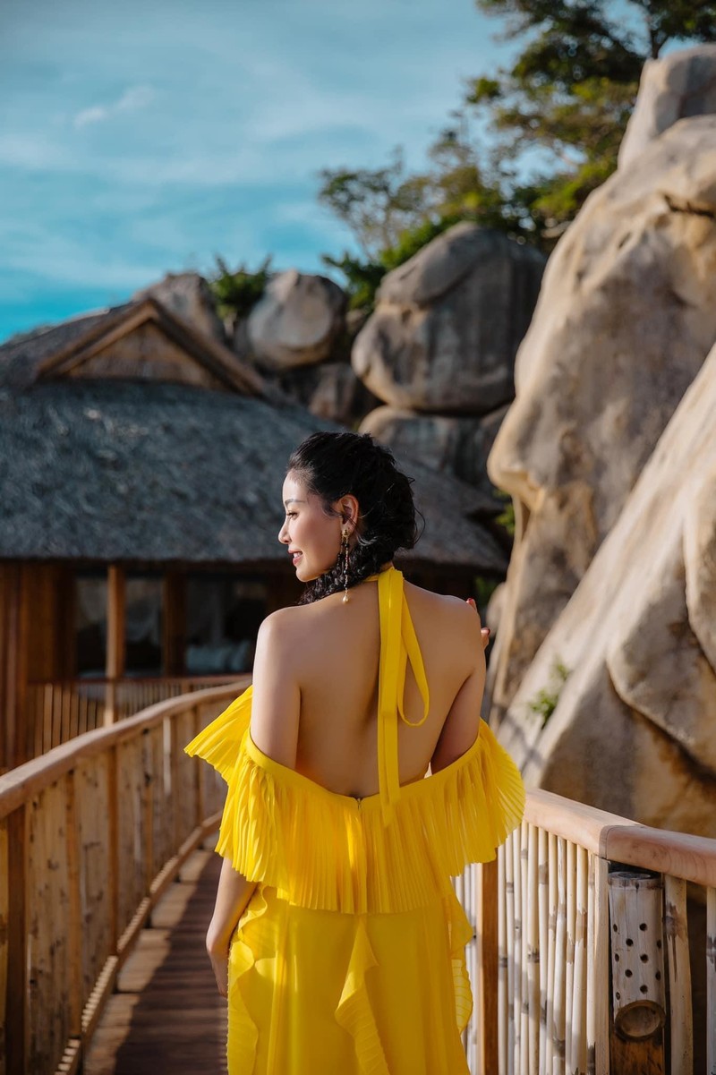 Hoa hậu Hà Kiều Anh khoe dáng gợi cảm trước biển - ảnh 12