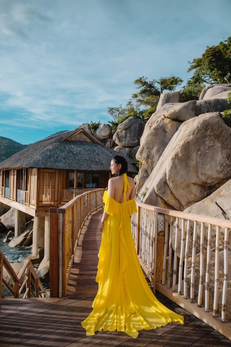 Hoa hậu Hà Kiều Anh khoe dáng gợi cảm trước biển - ảnh 11