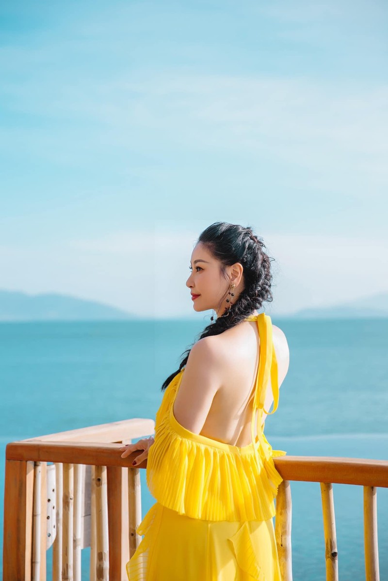 Hoa hậu Hà Kiều Anh khoe dáng gợi cảm trước biển - ảnh 9