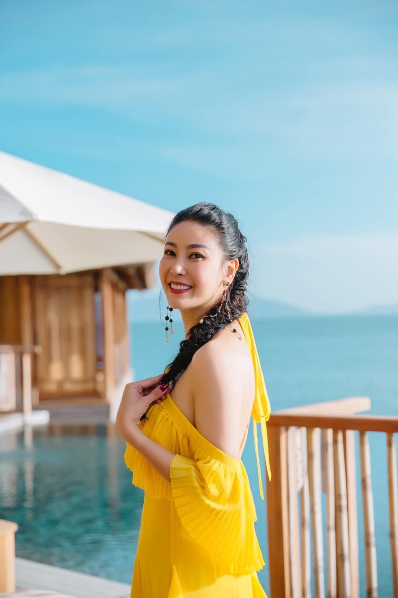 Hoa hậu Hà Kiều Anh khoe dáng gợi cảm trước biển - ảnh 10