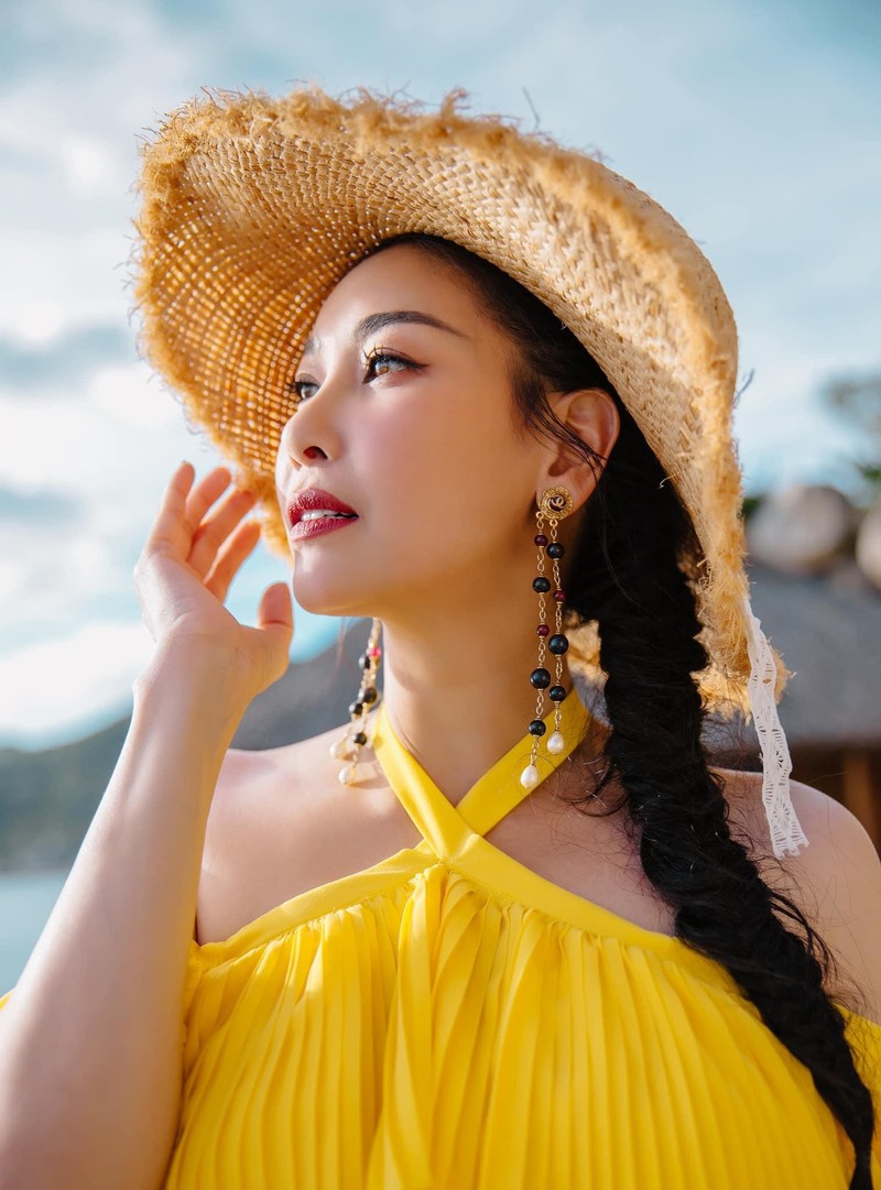 Hoa hậu Hà Kiều Anh khoe dáng gợi cảm trước biển - ảnh 7