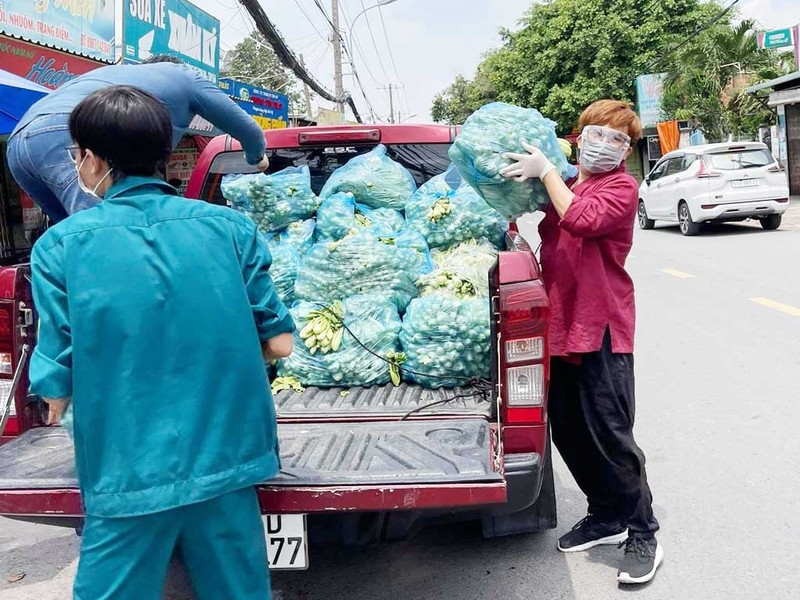 Trương Ngọc Ánh cùng mẹ nấu cơm ủng hộ bác sĩ, bệnh nhân khu cách ly - ảnh 5