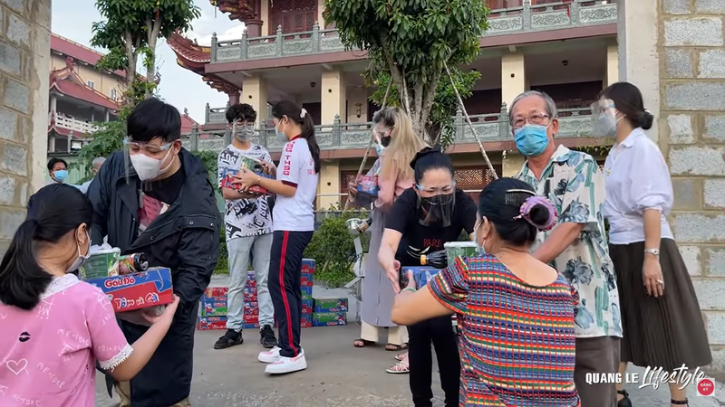 Hoa hậu Khánh Vân cùng nghệ sĩ hỗ trợ người dân, y bác sĩ chống dịch - ảnh 3