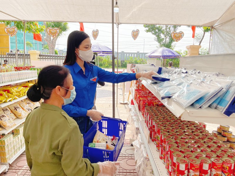 Hoa hậu Đỗ Thị Hà, H’Hen Niê, MC Đại Nghĩa hỗ trợ người dân y bác sĩ mùa dịch - ảnh 1